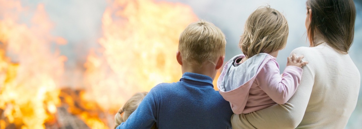 Gezin kijkt toe bij brand