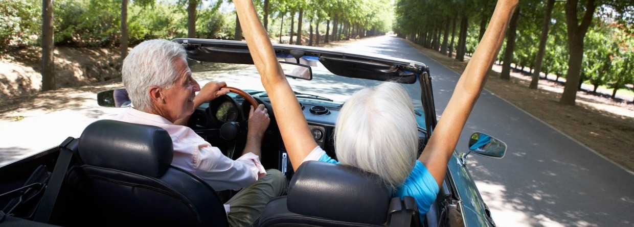 Senior stel in een cabrio