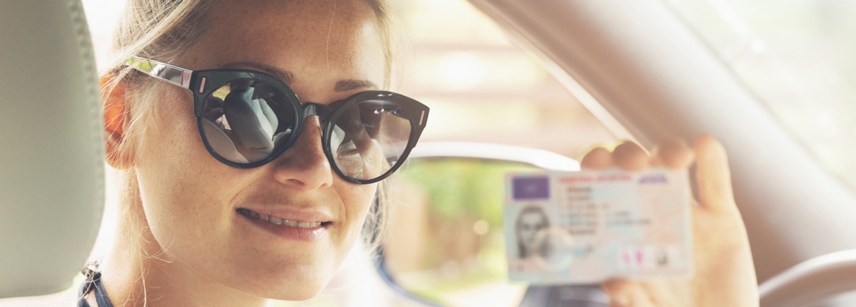 Jonge vrouw geslaagd voor rijbewijs