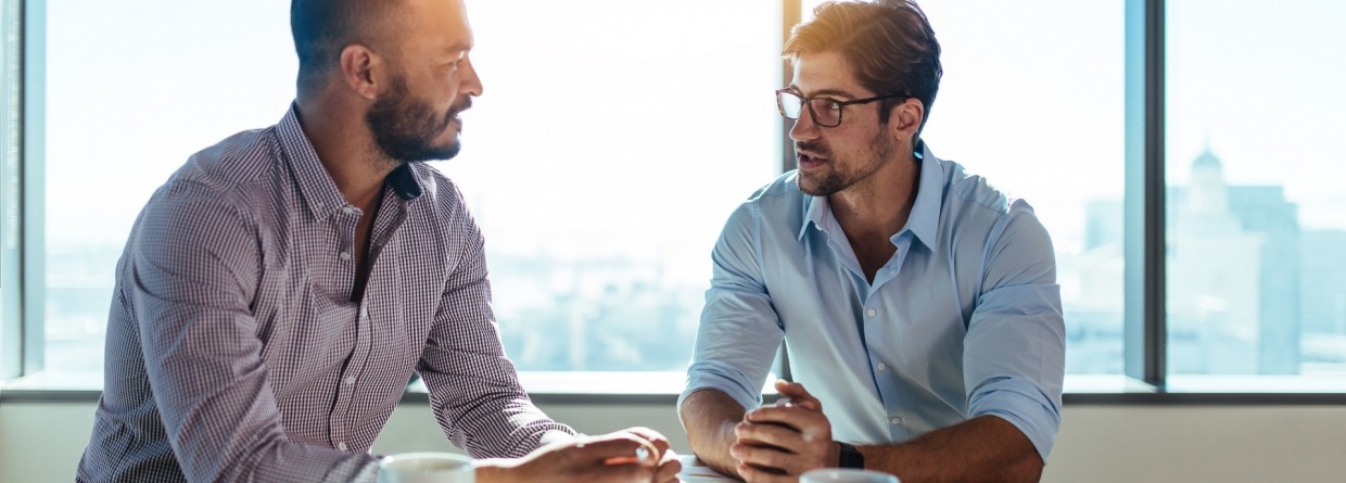 Meeting van twee mannen aan tafel
