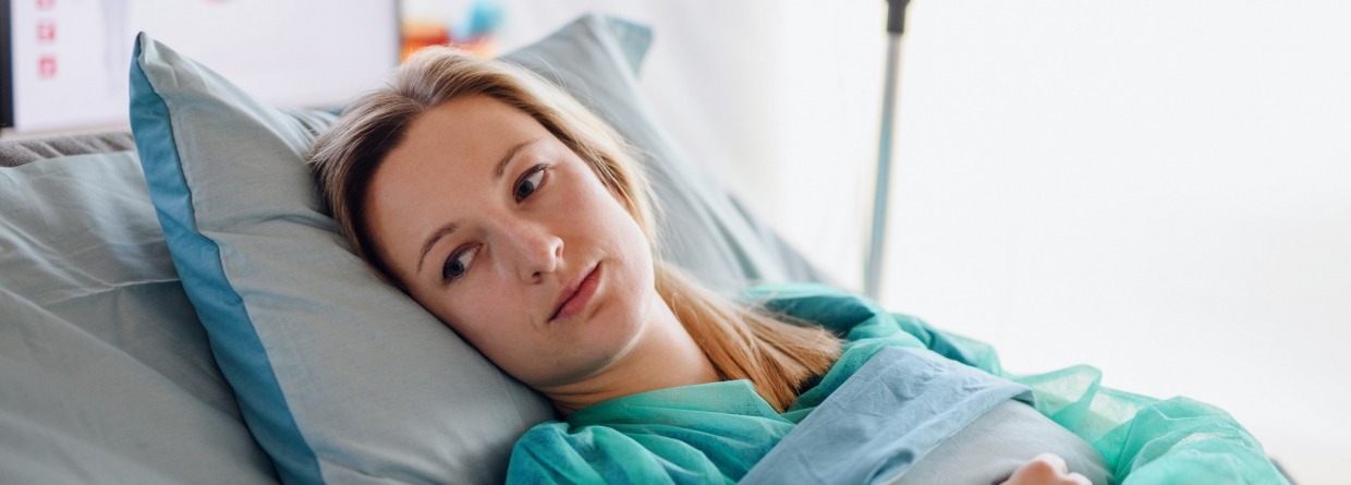jonge vrouw in het ziekenhuis