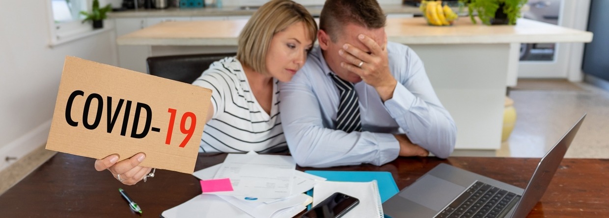 Familiepaar in nood van banenverlies bezorgd over rekeningen, kredietschulden, leningen en huis financiën.