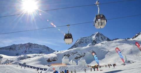 wintersport, skipiste met liften en vakantiegangers