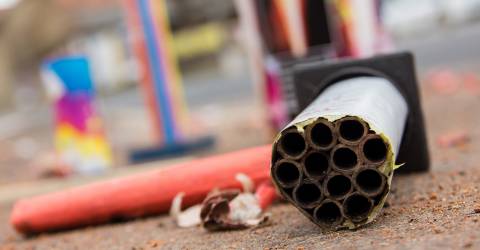 Overblijfselen van het vuurwerk van oud en nieuw