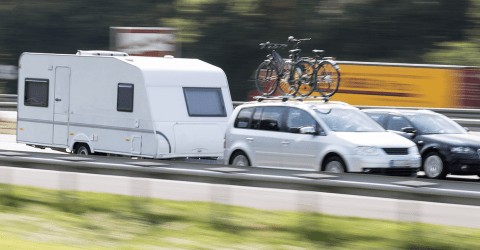 auto met caravan op snelweg