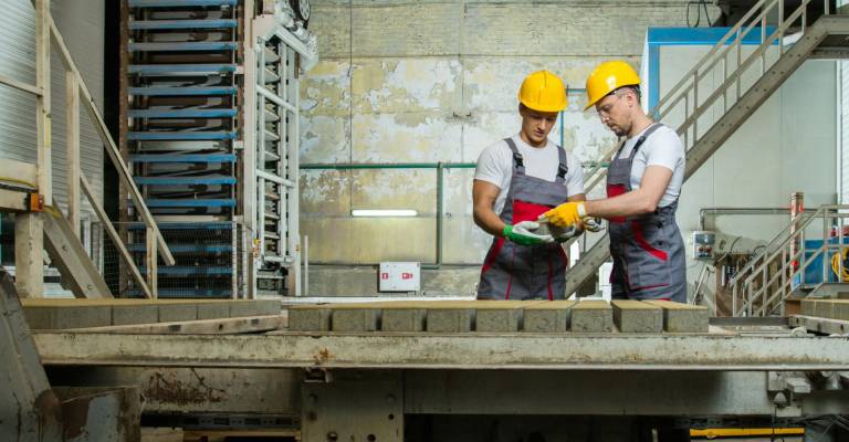 Twee mannen aan het werk